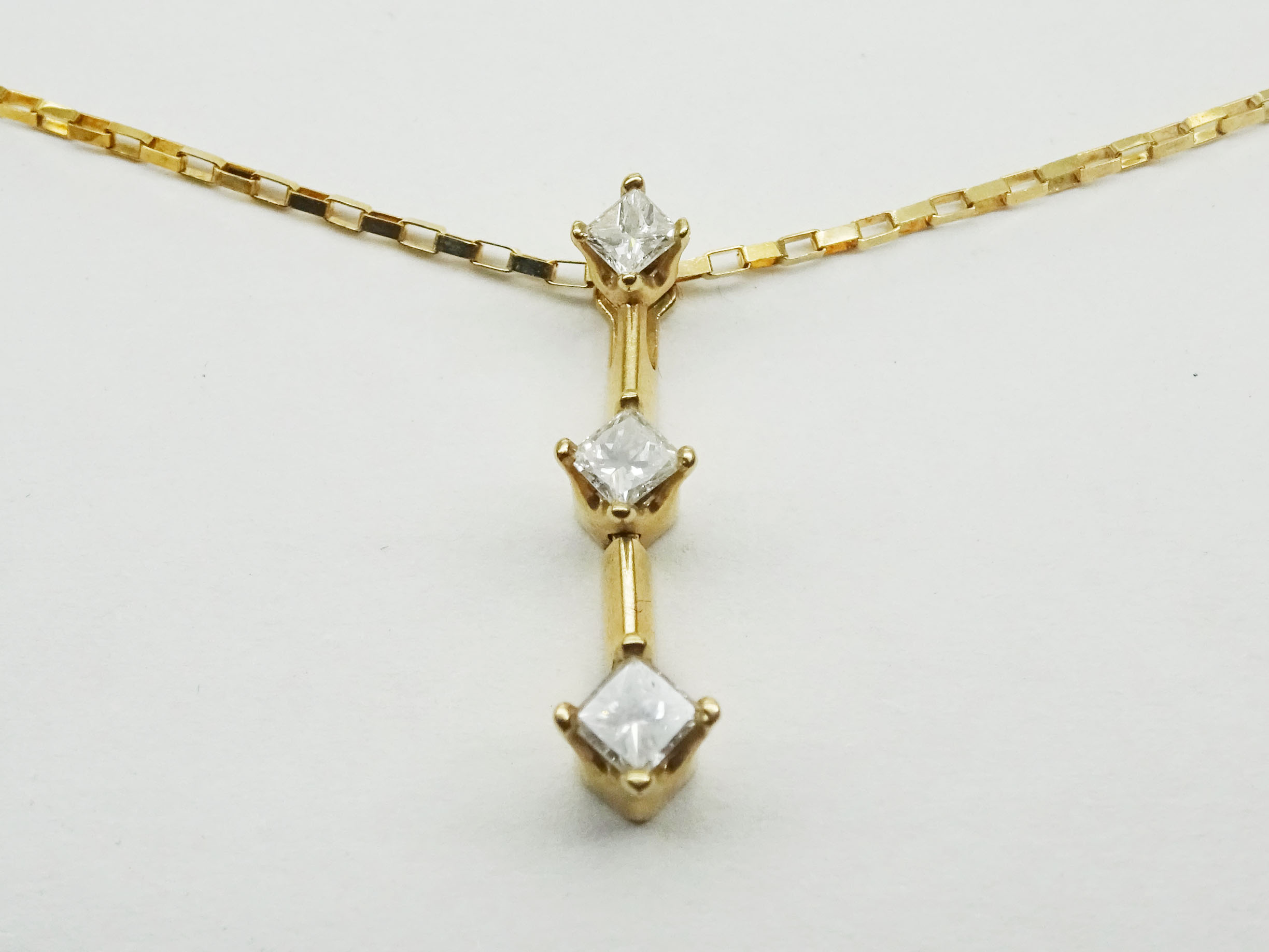Roberto Coin Venetian Princess Diamond Flower Medallion Necklace - 777 –  D'Amore Jewelers